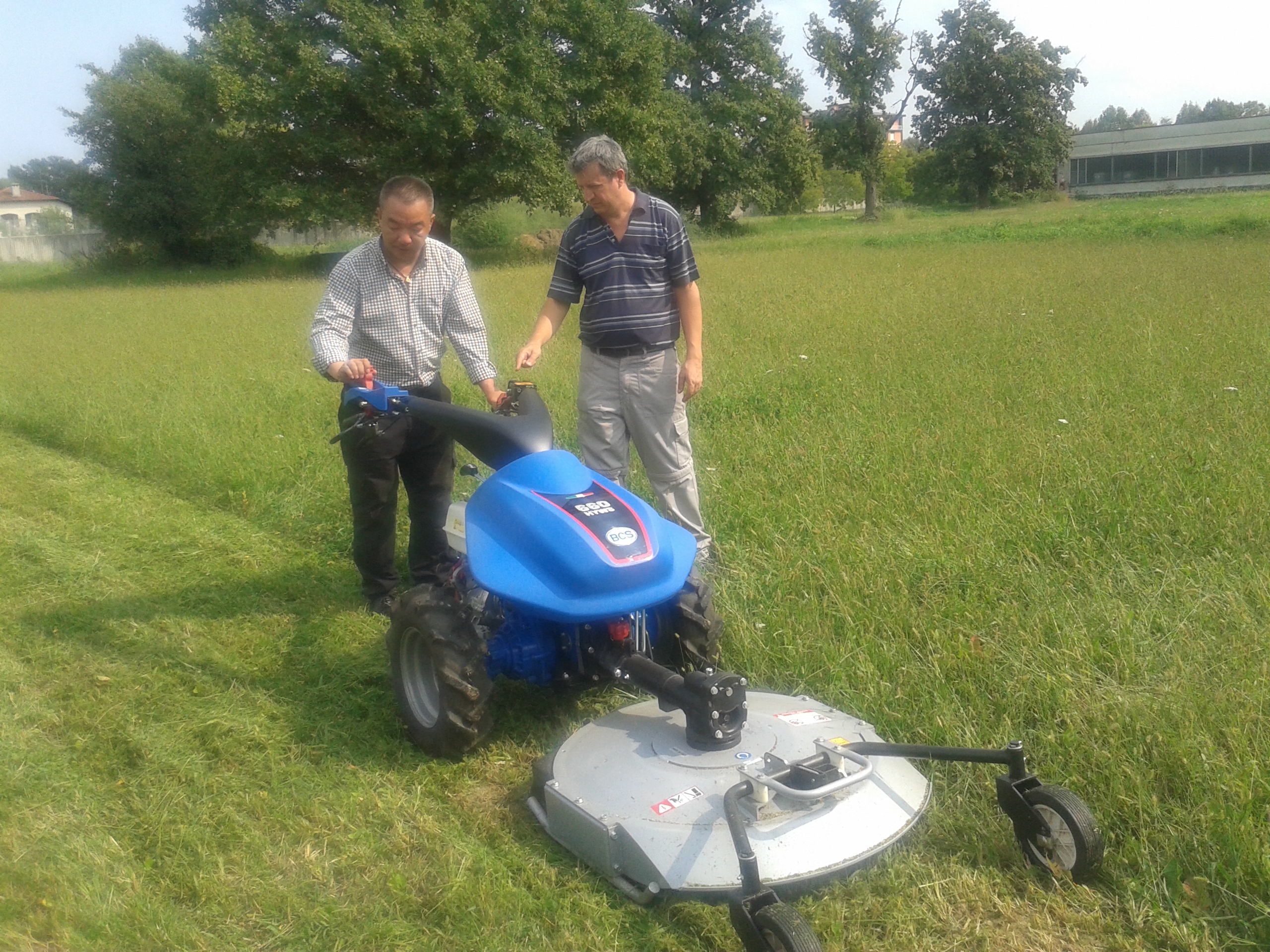 意大利工程師指導培訓割草機使用